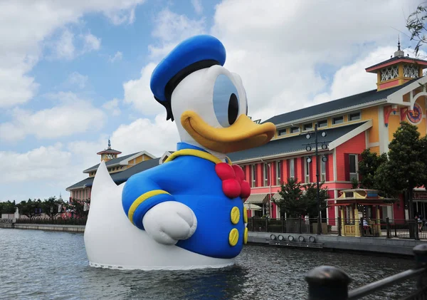 Een Meter Hoge Opblaasbare Donald Duck Zien Lakeside Disney Town — Stockfoto