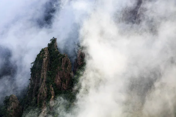 Paisaje Puntas Montaña Que Elevan Por Encima Nubes Encantadoras Punto — Foto de Stock