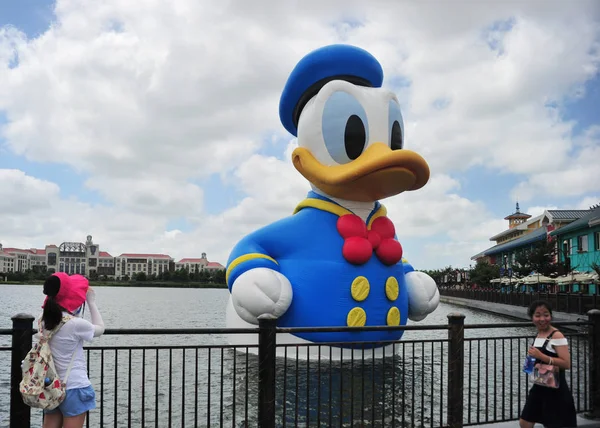 Egy Méter Magas Felfújható Donald Kacsa Jelenik Meg Tóparti Disney — Stock Fotó