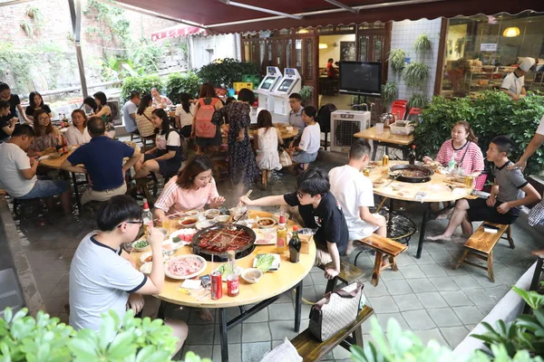 그들은 2018 중국에서 식당에서 전골을 그들의 물으로 — 스톡 사진