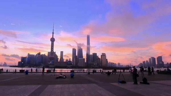 高層ビル 上海タワー 最も高い右 上海環球金融中心 最も高い右 左黄浦江と高い東方明珠テレビ塔 陸家嘴金融街のスカイラインや Skyscrape — ストック写真