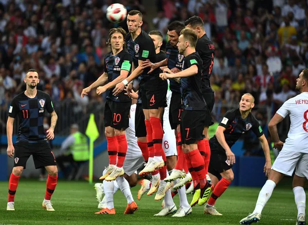 クロアチアの選手ジャンプ キーラン Trippier イングランドの 2018 Fifa ワールド カップ モスクワ ロシア — ストック写真