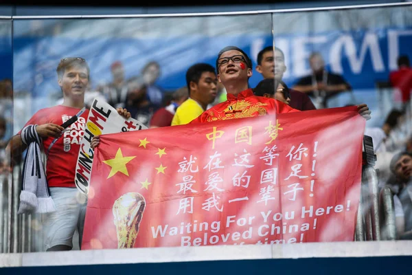 Chinese Football Fan Shows National Flag His Wishes Saying Waiting — Stock Photo, Image