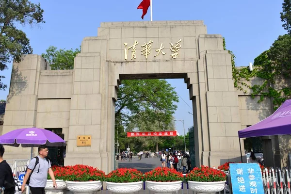 Pedestre Passa Por Portão Universidade Tsinghua Pequim China Abril 2018 — Fotografia de Stock