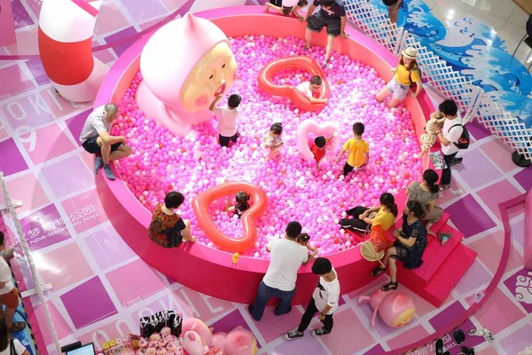 Gyermekek Szórakozás Egy Rózsaszín Medence Alatt Egy Különleges Kiállítás Témájú — Stock Fotó