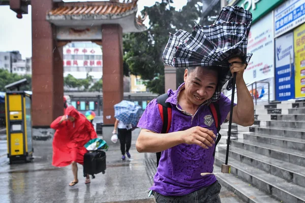 Gyalogosok Árnyékolás Magukat Esernyők Esőkabátok Bátor Erős Szél Heves Eső — Stock Fotó