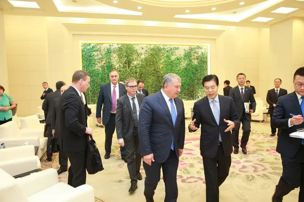 イーゴリセーチン イゴールイワノビッチシコル ロスネフチの最高経営責任者 左右の商業 Zhong のシャン語の中国大臣 2018 中国の北京で会議に出席 — ストック写真