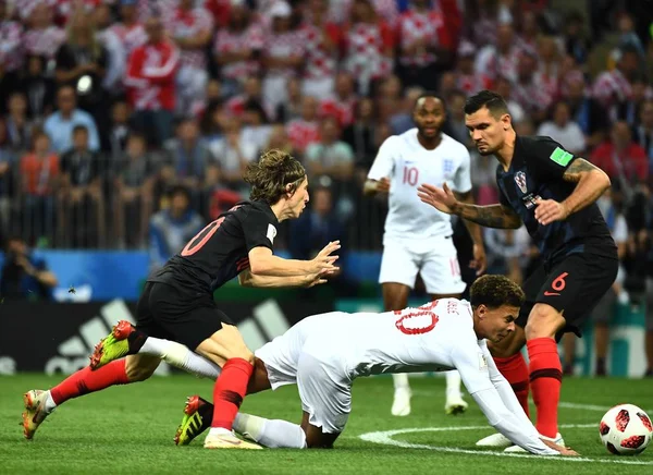 Luka Modric Croacia Izquierda Desafía Dele Alli Inglaterra Partido Semifinales — Foto de Stock