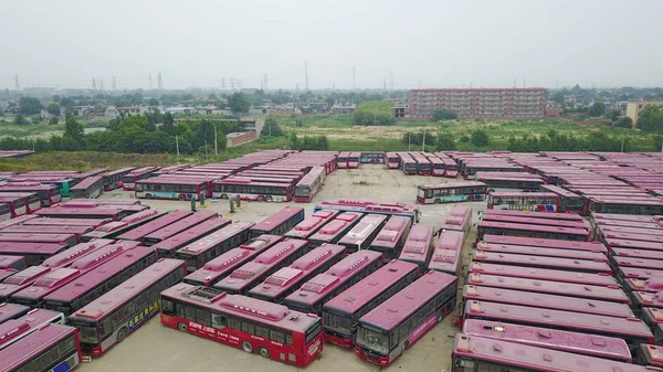 Flygfoto Över Buss Graveyard Proppfull Med Utrangerade Bussar Ett Öppet — Stockfoto