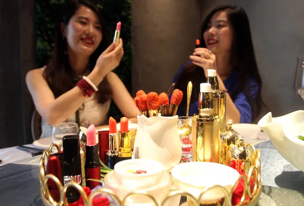 Çinli Kadınlar Çin Kuzeybatısındaki Shaanxi Eyaletinin Şehrindeki Bir Restoranda Kozmetik — Stok fotoğraf