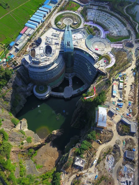 2018 上海で建設中の島尾ワンダーランド インター コンチネンタル ホテルや島尾採石場ホテルとも呼ばれる つ星上海 Tianmashan ピット ホテルの空撮 — ストック写真