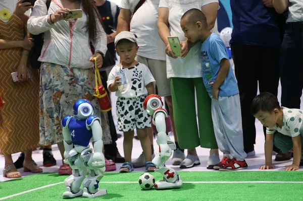 Roboty Hrát Fotbal Během World Robot Conference Wrc 2018 Pekingu — Stock fotografie