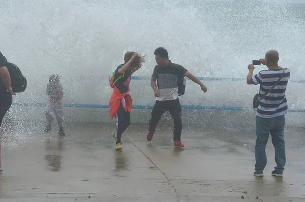 Відпочиваючі Вирватися Величезних Хвиль Від Припливного Отвору Викликаних Тайфун Rumbia — стокове фото