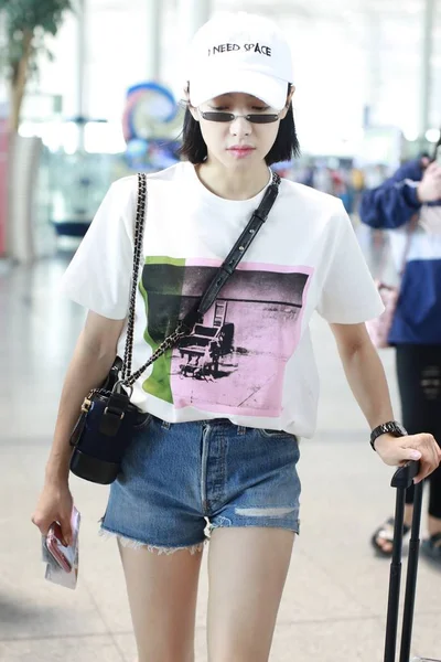 中国歌手 女演员维多利亚 宋或宋谦于2017年7月4日出发前抵达北京首都国际机场 — 图库照片
