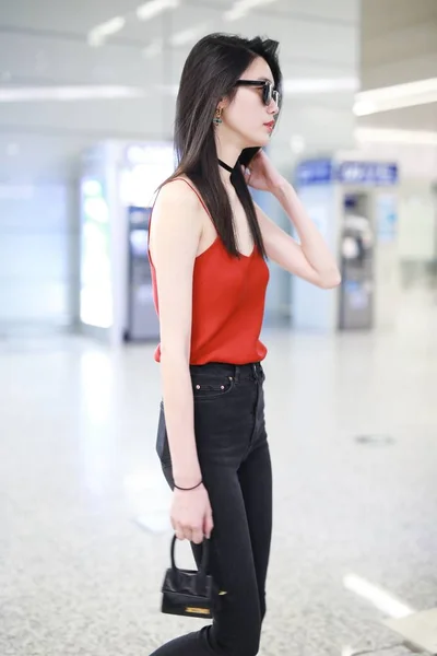 Chinese Model Mengyao Better Known Ming Dresed Sexy Red Camisole — Stock Photo, Image