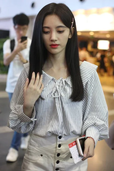 Die Chinesische Sängerin Und Schauspielerin Jingyi Trifft Juli 2018 Auf — Stockfoto