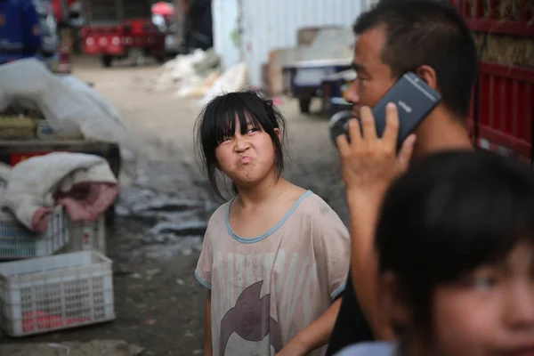 2018年8月8日 中国父亲刘宁良的小儿子带着她和姐姐乘坐拖拉机从中国南方海南省三亚到中国北方的河北省兴泰 脸上长着脸 — 图库照片
