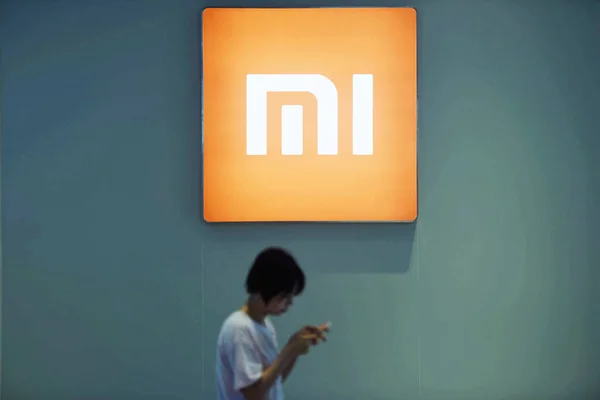 Клиент Использует Свой Смартфон Магазине Xiaomi Городе Ханчжоу Провинция Чжэцзян — стоковое фото