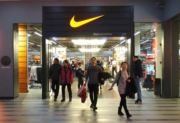 Fußgänger Gehen Einem Nike Store Shanghai China Juli 2018 Vorbei — Stockfoto