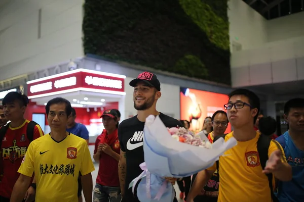 Srbský Fotbalista Nemanja Gudelj Střed Obklopen Davy Fanoušků Odchází Guangzhou — Stock fotografie
