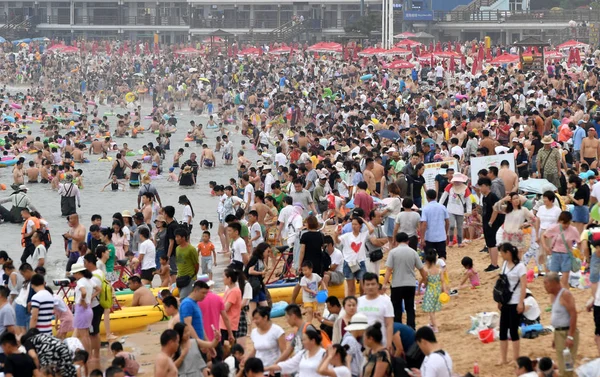 Toeristen Menigte Een Strandresort Zich Afkoelen Het Zinderende Weer Qingdao — Stockfoto