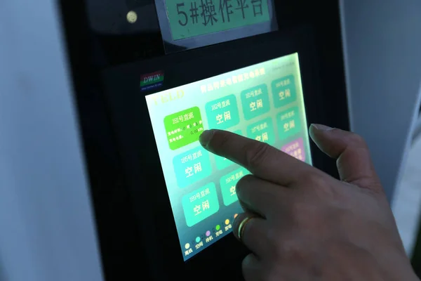 Funcionário Trabalha Estação Carregamento Ônibus Teld New Energy Xangai China — Fotografia de Stock
