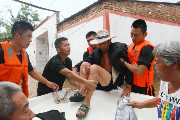 Chinese Redders Evacueren Een Bejaarde Man Het Water Een Zware — Stockfoto