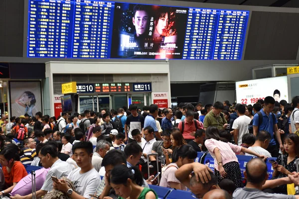 Los Pasajeros Chinos Esperan Trenes Estación Tren Del Sur Beijing — Foto de Stock