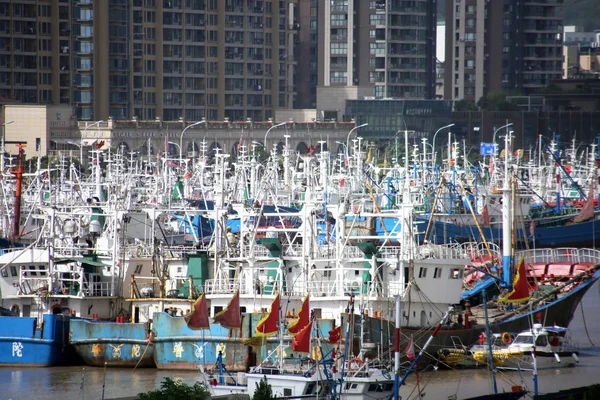 2018 日中国東部の浙江省舟山市台風マリアの準備のために港に漁船をドッキングします — ストック写真