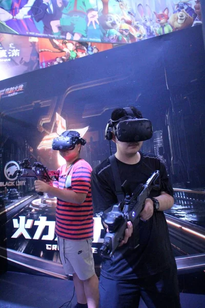 Επισκέπτες Παίζουν Εικονική Πραγματικότητα Όπλο Παιχνίδια Κατά Διάρκεια Του 16Ου — Φωτογραφία Αρχείου