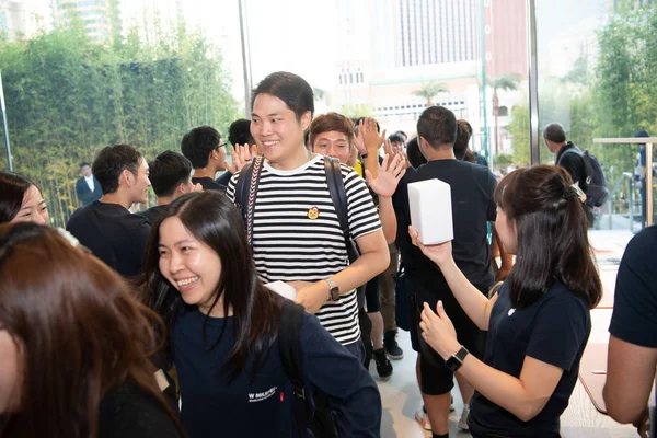 2018年7月1日 客户走进位于中国澳门的苹果金沙城中心专卖店 — 图库照片