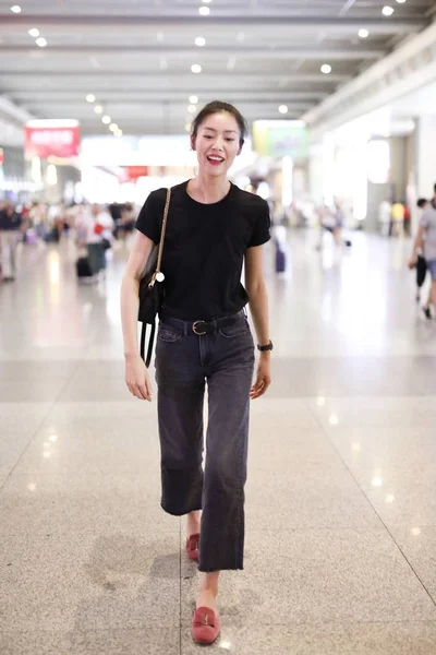 Čínský Model Liu Wen Dorazí Shanghai Hongqiao International Airport Šanghaji — Stock fotografie
