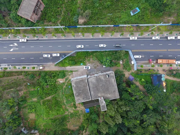 Vista Aérea Casa Clavos Cortando Una Carretera Mientras Los Propietarios —  Fotos de Stock