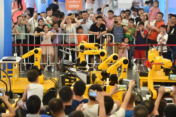Robot Industrial Una Banda Autodesarrollada Por Gree Electric Presenta Durante — Foto de Stock