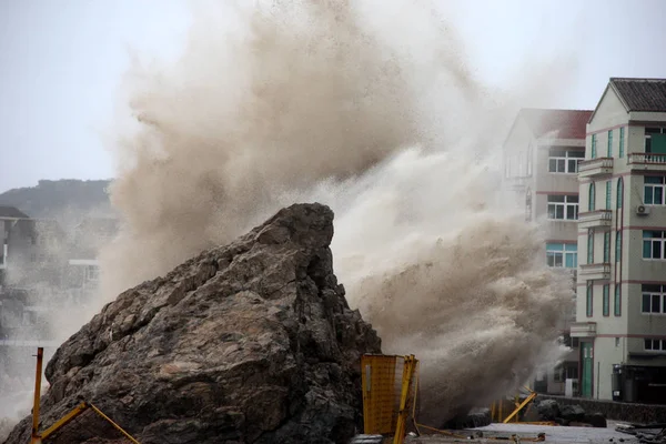 Волны Приливной Волны Вызванной Тайфуном Мария Проходят Через Барьер Берегу — стоковое фото