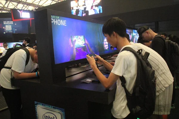 Los Visitantes Juegan Juegos Línea Durante 16ª China Digital Entertainment —  Fotos de Stock