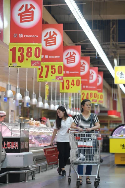 Customer Shops Pork Supermarket Taiyuan City North China Shanxi Province — стоковое фото