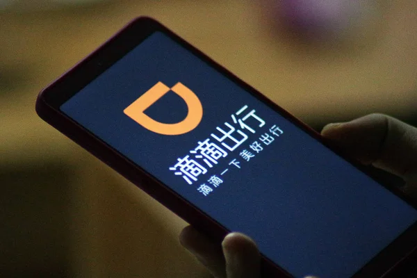 Usuário Celular Chinês Usa Aplicativo Móvel Táxi Serviço Carro Didi — Fotografia de Stock