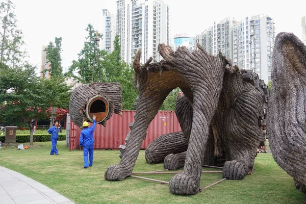 在中国上海静安雕塑公园 米长的金属和草雕 城市狐狸 正在拆除 — 图库照片