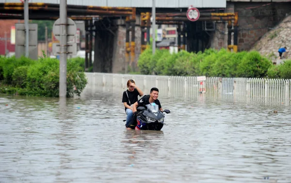 Местные Жители Едут Затопленной Дороге После Сильного Дождя Городе Тайюань — стоковое фото