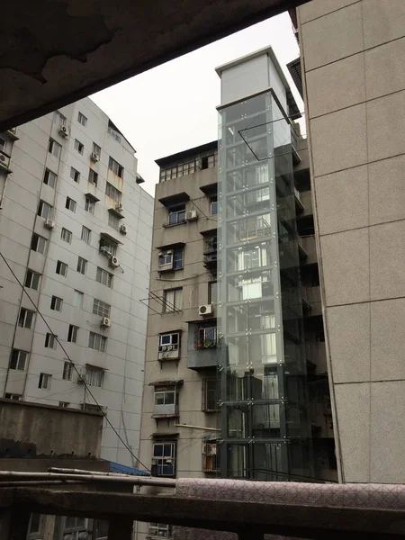2018年8月9日 中国中部湖北省武汉市一栋10层住宅公寓楼外墙上 有136户家庭建造观光电梯 — 图库照片
