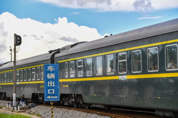 旅客列車は 中国南部海南省海口市の南港港でフェリーから降りる 2018年7月26日 — ストック写真