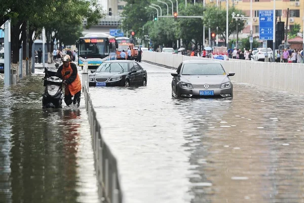 Αυτοκίνητα Οδηγούν Πλημμυρισμένο Δρόμο Που Προκαλείται Από Βαριά Καταιγίδα Στην — Φωτογραφία Αρχείου