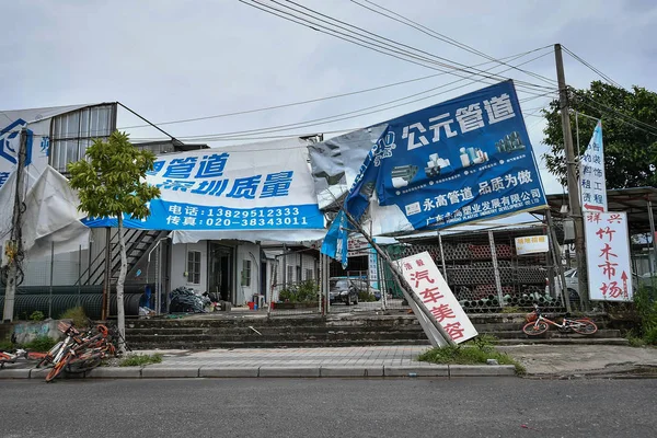 2018年9月17日 中国南部の広東省広州市で 今年22回目の台風 台風マンクハット による強風で建物の屋上が被害を受けました — ストック写真