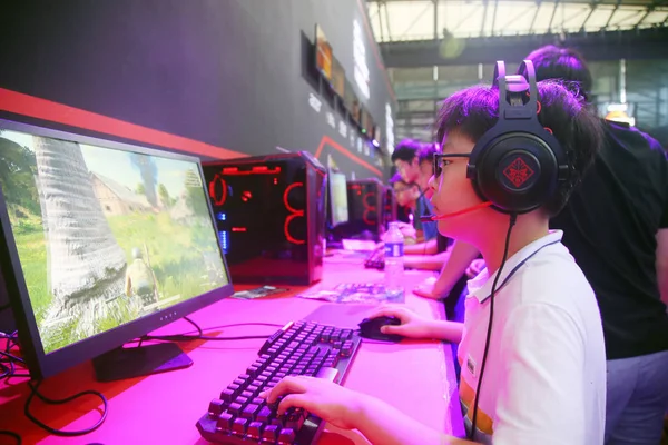 Menino Joga Jogo Online Durante 16Th China Digital Entertainment Expo — Fotografia de Stock