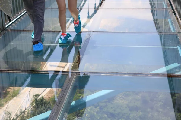 Turistas Caminham Mais Longa Ponte Suspensa Fundo Vidro Zhejiang Condado — Fotografia de Stock