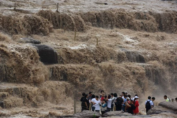 Turisták Látogasson Zúgó Hukou Vízesés Yellow River Után Özönvízszerű Esőzések — Stock Fotó