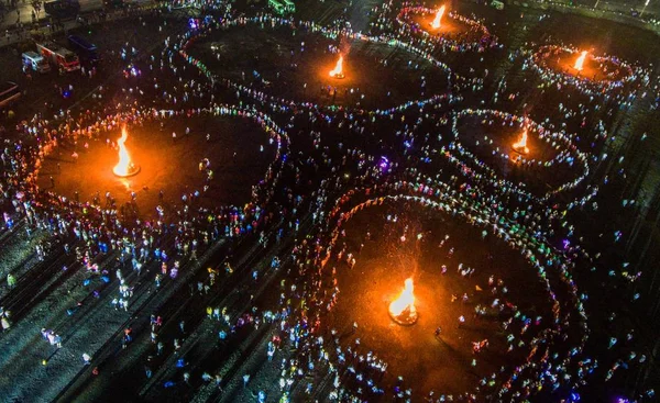 2018年8月5日 彝族人民与游客一起 在中国西南贵州省毕节市白里杜娟风景区庆祝一年一度的火炬节 — 图库照片
