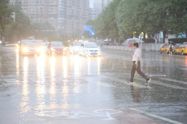 Pieszych Spacerów Zalane Ulicy Spowodowane Przez Ulewne Deszcze Pekinie Chiny — Zdjęcie stockowe