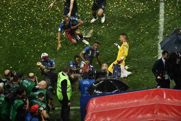 フランスの選手がフランス 2018 Fifa ワールド カップ モスクワ ロシア 2018 日の最終戦にクロアチアを破った後を祝うために芝生の上にスライドします — ストック写真